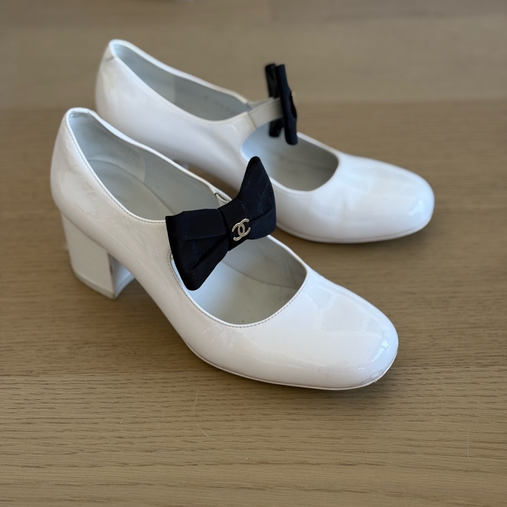 Chanel bowtie patent leather Mary Jane heels white size 37